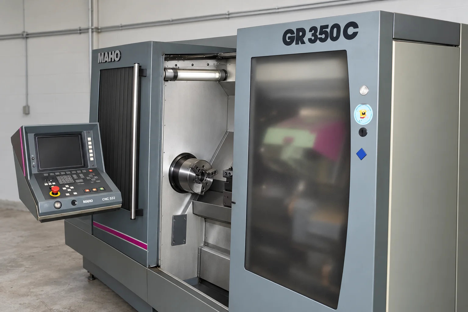 CNC-Drehmaschine MAHO GR350C mit Bedienpult und geöffnetem Arbeitsraum