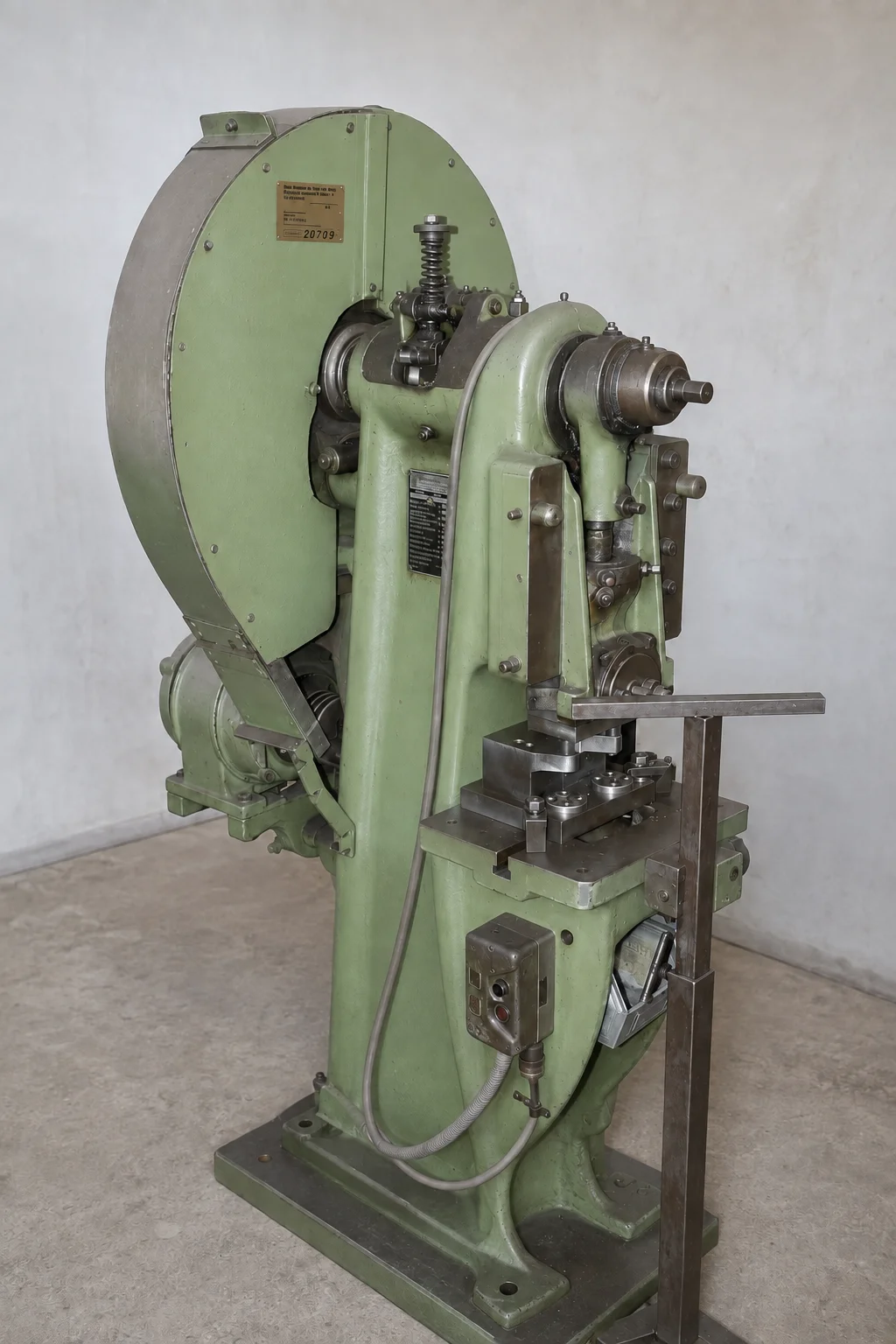 Mechanische Stanzpresse mit Schwungrad, Stößel und eingebautem Stanzwerkzeug