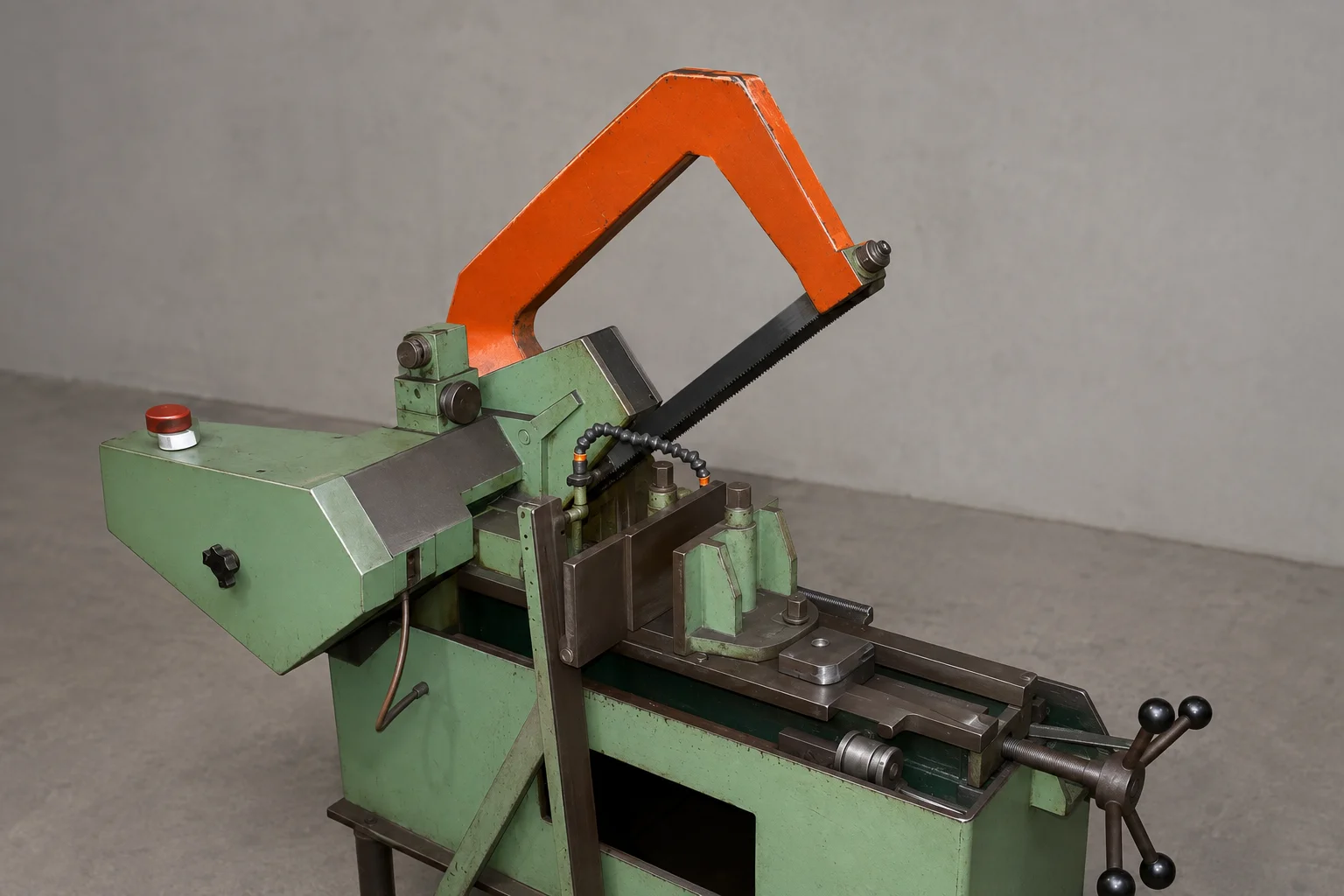Metallbügelsäge mit Sägebügel und Schraubstock für Zuschnitte aus Metall