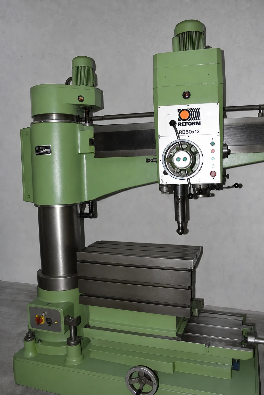 Radialbohrmaschine REFORM RB50x12 mit schwenkbarem Ausleger über dem Aufspanntisch